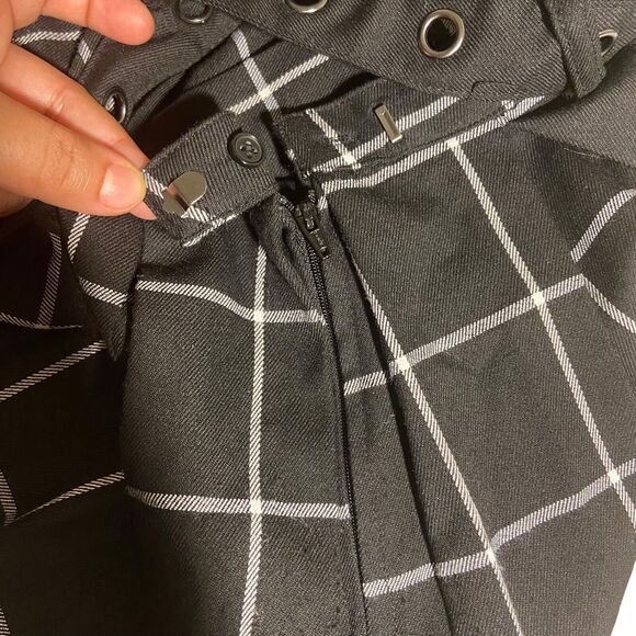 Hot Topic White Black Plaid Pleated Mini Skirt Grommet Belt M Punk‎ Goth Rock - Picture 5 of 10